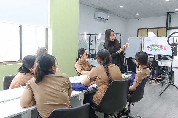 sinh viên chăm chú lắng nghe bài giảng