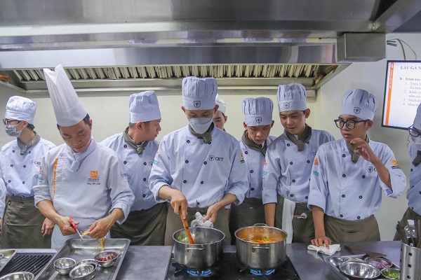 sinh viên nấu lẩu hải sản chua cay