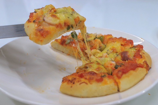 bánh pizza phô mai tan chảy