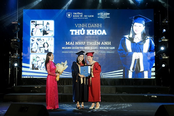 sinh viên nhận bằng tốt nghiệp