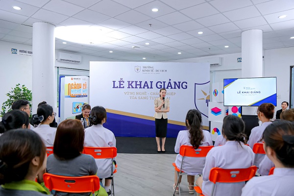 sinh viên lắng nghe bí quyết học tập hiệu quả