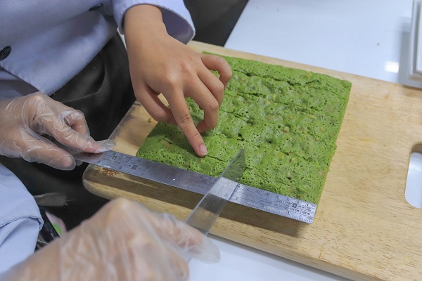 thực hành cắt bánh matcha brownie bar