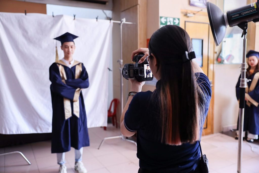 sinh viên thực hành chụp tại lễ tốt nghiệp