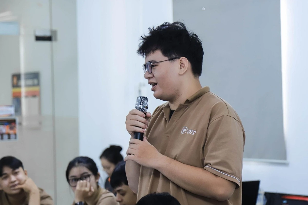 sinh viên cet đặt câu hỏi