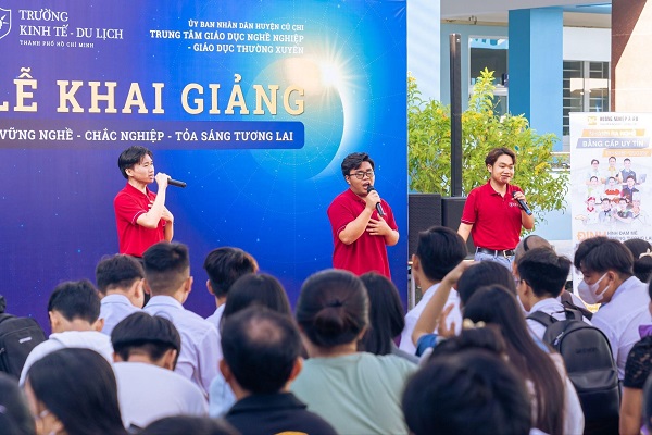 sinh viên cet giao lưu văn nghệ khai giảng