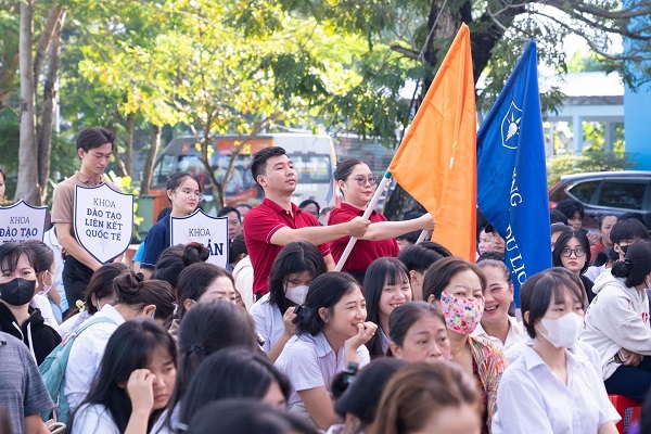 sinh viên cet và nghi thức rước cờ hiệu